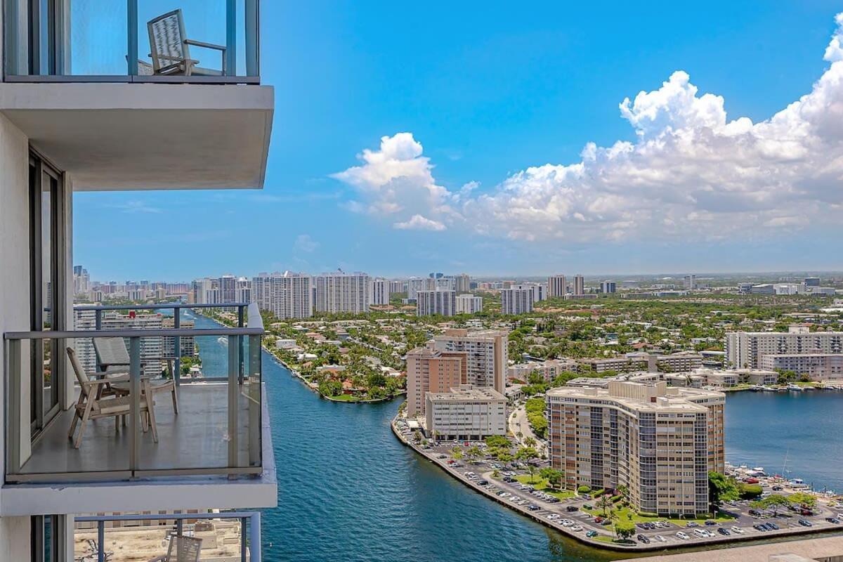 Luxury With Stunning View, Balcony, Amazing Pools Apartment Hollywood Bagian luar foto